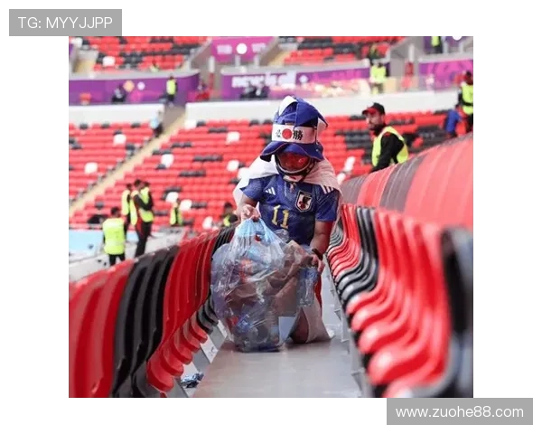 足球明星街头闲逛引发球迷围观热潮瞬间成焦点